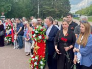 Память, сквозь которую живёт Родина: Постпред Губернатора принял участие в митинге-реквиеме у Мемориала воинам-сибирякам в Подмосковье